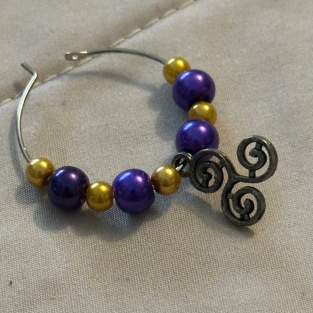Wine glass tag stainless steel hoop gold/purple beads Celtic triple spiral